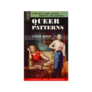 Può includere: Una copertina di un libro tascabile vintage con sfondo verde e il titolo "Queer Patterns" in grandi lettere rosse e in grassetto. La copertina presenta due donne, una seduta su un divano e l'altra in piedi, entrambe vestite con abiti casual. Il libro è dell'autore "Lilly Brock" e viene descritto come "Un tema delicato, trattato onestamente e con franchezza".