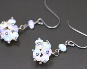 Opale éthiopienne de Welo avec boucles d’oreilles oxydées de faisceau d’argent sterling