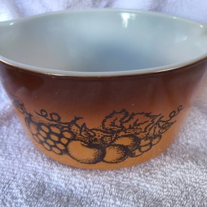 Pyrex casserole Old Orchard 1 qt