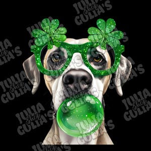 Puede incluir: Un perro blanco y marrón con gafas de purpurina verde con decoraciones de trébol y soplando una burbuja verde. El perro está mirando a la cámara.