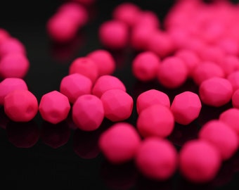 50 Neon Pink Satin böhmische Perlen 4mm, tschechische feuerpolierte facettierte Glasperlen DIY Glasschliff