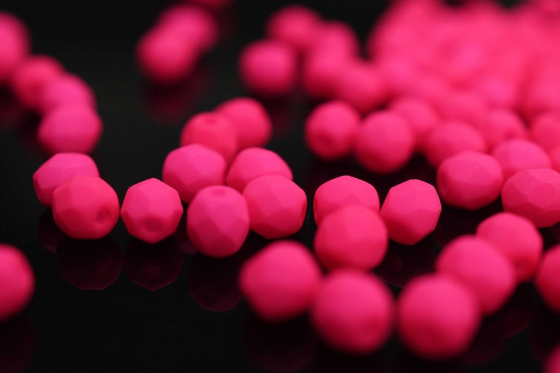 50 Neon Pink Satin böhmische Perlen 4mm, tschechische feuerpolierte facettierte Glasperlen DIY Glasschliff Bild 1