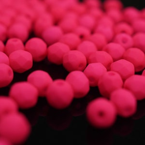 50 Neon Pink Satin böhmische Perlen 4mm, tschechische feuerpolierte facettierte Glasperlen DIY Glasschliff Bild 2