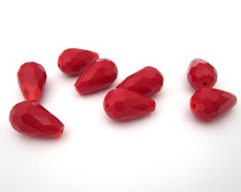 10 faceted teardrops red opaque 15 x 10 mm