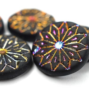 Könnte beinhalten: Nahaufnahme von schwarzen Glasperlen mit einem goldenen und irisierenden Sternburst-Design.