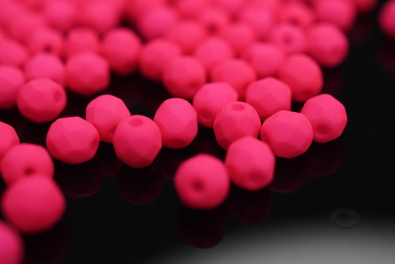 50 Neon Pink Satin böhmische Perlen 4mm, tschechische feuerpolierte facettierte Glasperlen DIY Glasschliff Bild 3