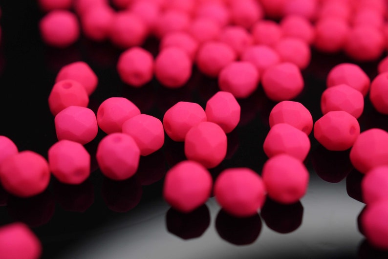 50 Neon Pink Satin böhmische Perlen 4mm, tschechische feuerpolierte facettierte Glasperlen DIY Glasschliff Bild 5