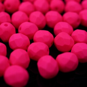 50 Neon Pink Satin böhmische Perlen 4mm, tschechische feuerpolierte facettierte Glasperlen DIY Glasschliff Bild 7