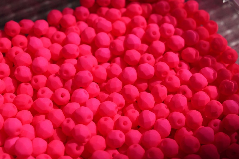 50 Neon Pink Satin böhmische Perlen 4mm, tschechische feuerpolierte facettierte Glasperlen DIY Glasschliff Bild 6