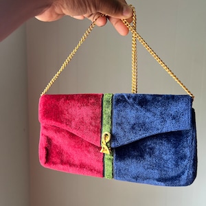 Cartera vintage de terciopelo de la diseñadora italiana Roberta Di Camerino con correa de cadena dorada y detalles en rojo, verde y azul