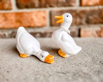 Vintage weiße Keramik Entenfiguren Paar | 1980er Jahre Landhaus Deko | Cottagecore Gänse Statuen | Shabby-Chic | Enten-Paar