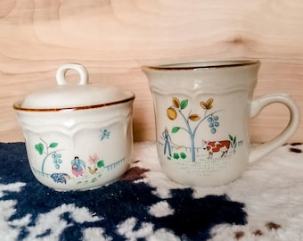 Set vintage in gres giapponese con lattiera e zuccheriera con coperchio, stile country rustico e arte popolare, con animali da fattoria: mucche, maiali e pecore.
