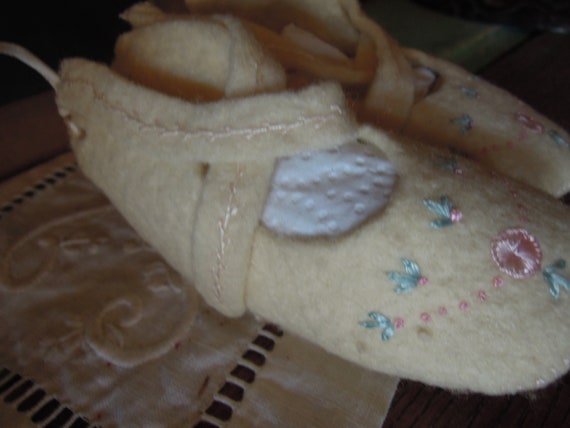 Vintage Felt Cream Baby Shoes / Vintage Baby Boot… - image 2