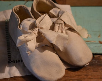 Antique White Canvas Baby Shoes / Vintage White Shoes  / White Edwardian Baby Shoes