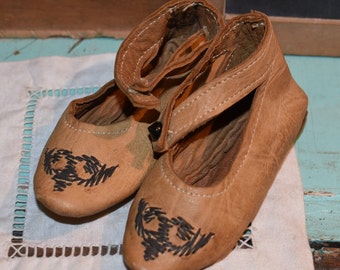 Antique Leather Tan Childs Shoes / Vintage Embroidered Leather Shoes / Victorian Baby Shoes / Edwardian Shoes