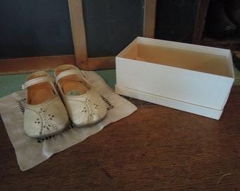 Vintage Mrs. Days Baby Shoes & Original Box / White Mary Janes  / White Baby Cutie Shoes / White Leather Baby Shoes / Made In USA