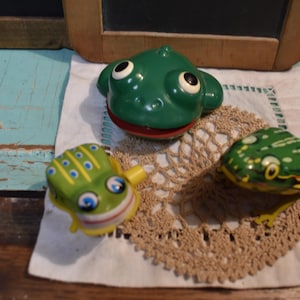 Vintage Windup Tin Plastic Frogs / Wind-Up German Tin Frogs / Vintage Tiny Toys