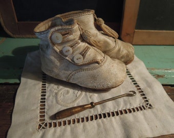 Vintage White Victorian Baby Shoes / White Leather Button-Up Shoes / White Shabby Baby Shoes