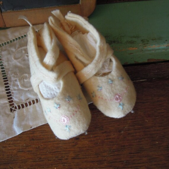 Vintage Felt Cream Baby Shoes / Vintage Baby Boot… - image 1