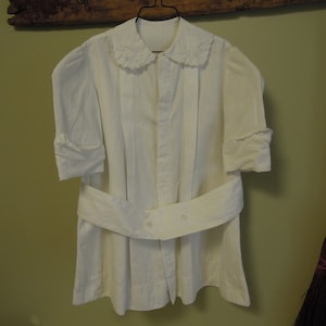 Vintage Viktorianisches Kinderkleid / Antikes Weißes Leinen Baumwolle Spielkleid / Handgenähte Stickerei Spitze / Kleinkind Kleid