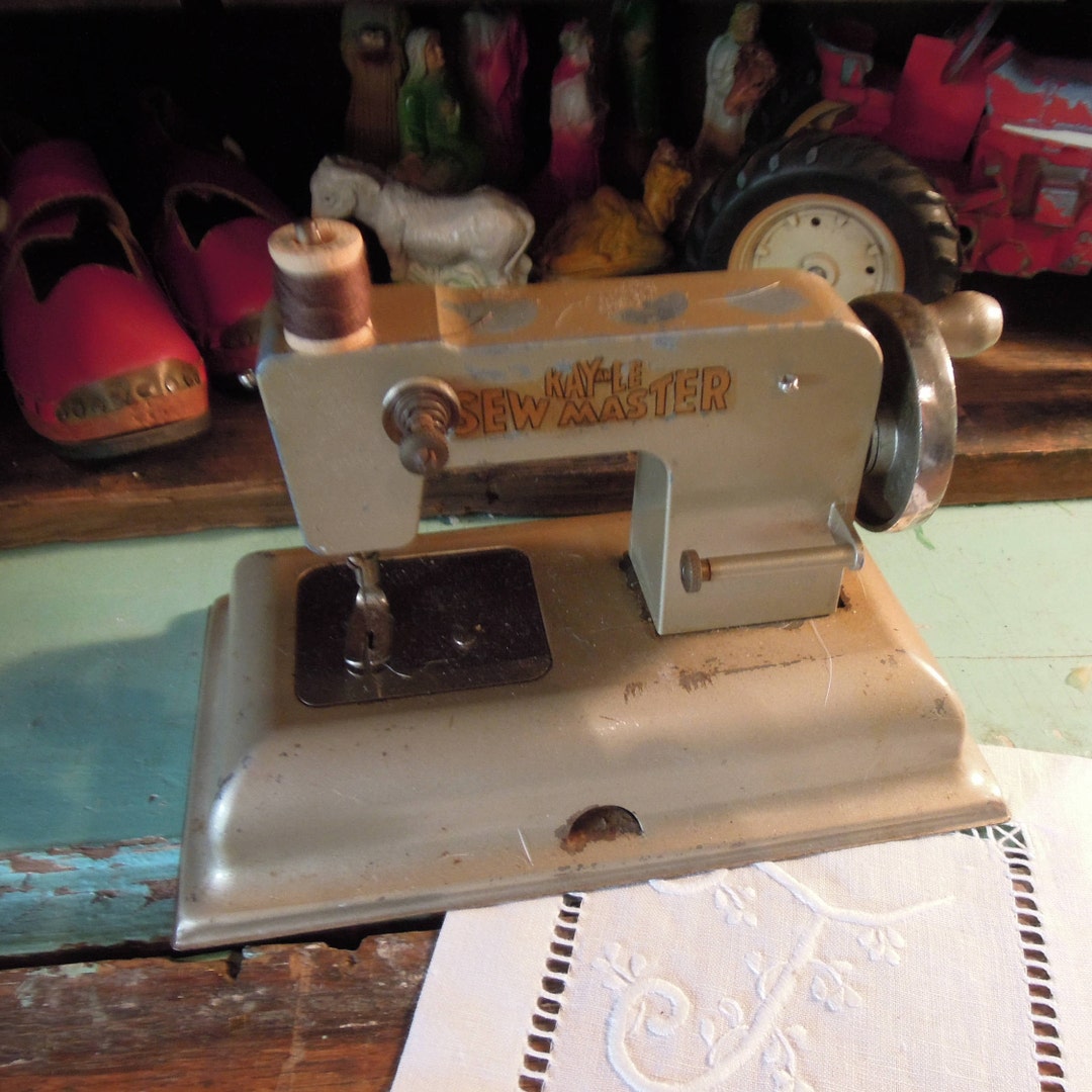 Vintage Metal Toy Sewing Machine / Kayanee Sewing Master Etsy