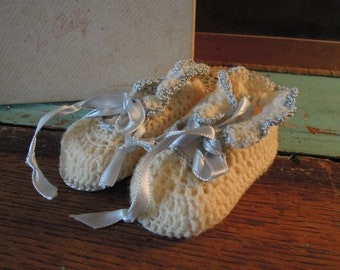 Vintage Knitted Cream and Blue Booties / Vintage Cream Yarn Baby Booties / Vintage Baby Clothes / Vintage Accessories