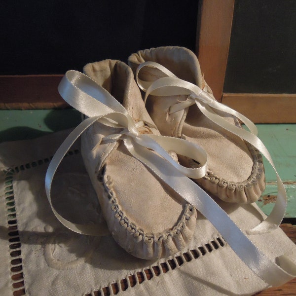 Vintage White Leather Moccasins / Cream Ribbon Ties / Baby Leather Shoes