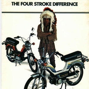 Puede incluir: Una moto blanca y azul con un asiento negro y una moto negra y roja con un asiento negro. Las motos están ambas sobre un fondo blanco. El texto "The Four Stroke Difference" está en la parte superior de la imagen. El texto "Indian" está en el lateral de la moto blanca y azul. El texto "Four Stroke" está en el lateral de la moto blanca y azul.