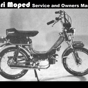 Puede incluir: Una fotografía en blanco y negro de un ciclomotor Safari. El ciclomotor tiene un asiento negro, un manillar cromado y un tubo de escape cromado. El ciclomotor está sentado sobre un fondo blanco.