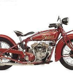 以下が含まれることがあります： 1920年代の赤いインディアンモーターサイクル。クロムのアクセントと黒い革のシートが特徴です。モーターサイクルには、大きな丸いヘッドライトとクロムの排気管があります。