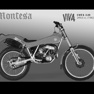 Könnte beinhalten: Ein Schwarzweißfoto eines silbernen und roten Montesa Cota 349 Viva Motorrads aus dem Jahr 1982. Das Motorrad hat einen schwarzen Sitz und einen schwarzen Auspuff. Der Text "Montesa" steht in großen Buchstaben oben links im Bild, und der Text "VIVA COTA 349 249,6 cc. (1982)" steht in großen Buchstaben oben rechts im Bild.