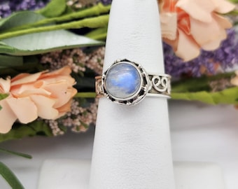Anillo de plata de ley con piedra lunar en espiral