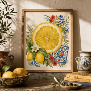 Peut inclure: Une impression aquarelle encadrée représentant une grande tranche de citron jaune, deux citrons entiers, des feuilles vertes, des fleurs blanches et de petites fleurs rouges. L'œuvre inclut des motifs de carreaux bleus et blancs.