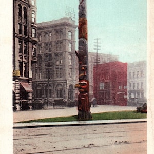 Seattle, Washington - Uma vista do Totem Pole - Centro - c1904 - Cartão postal vintage, Cartão postal antigo