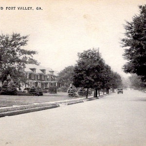 Fort Valley, Georgia – Ein Blick auf eine Wohnstraße in Fort Valley – um 1920 – Vintage-Postkarte