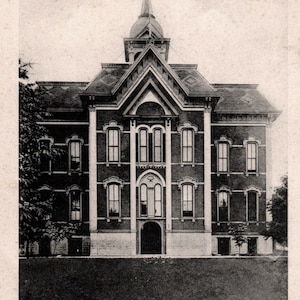 Puede incluir: Fotografía en blanco y negro del edificio de la escuela secundaria en Big Rapids, Michigan. El edificio es una estructura grande de varios pisos con una torre central y numerosas ventanas. El texto "High School Building, Big Rapids, Mich." está impreso en la parte inferior.