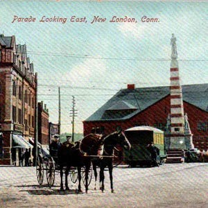 New London, Connecticut, Desfile, Olhando para o Leste, Cavalo e Charrete, c1908, Cartão Postal Vintage, Cartão Postal Antigo