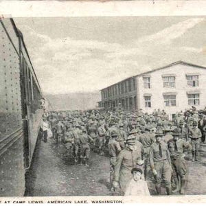 Armée - American Lake, Washington - La scène au Camp Lewis (maintenant connu sous le nom de Fort Lewis) dans les années 40 - Carte postale ancienne, ancienne