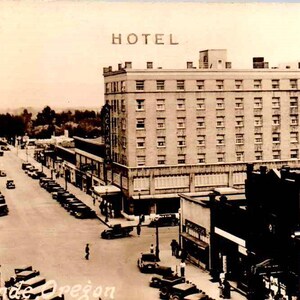 RPPC - La Grande, Oregon - View of Downtown, Hotel, Bakery - Années 40 - Carte postale ancienne, Carte postale ancienne