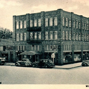 Willits, Kalifornia - Samochody zaparkowane przed hotelem Van z kawiarnią - ok. 1940 - Antyczna pocztówka - Stara pocztówka
