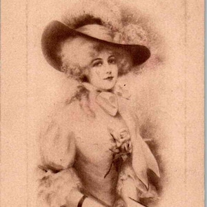 Linda Senhora com Chapéu Grande - Assinatura do Artista - em 1920 - Cartão Postal Vintage, Cartão Postal Antigo