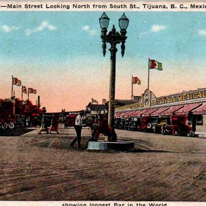 Tijuana, Messico - Bassa California - Sulla strada principale - Il bar più lungo del mondo - c. 1920 - Cartolina d'epoca