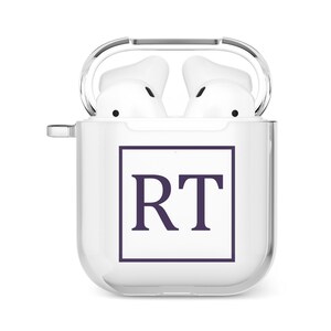 Puede incluir: Estuche blanco para auriculares inal&aacute;mbricos con tapa transparente. El estuche tiene un dise&ntilde;o cuadrado con las iniciales "RT" en color morado oscuro.