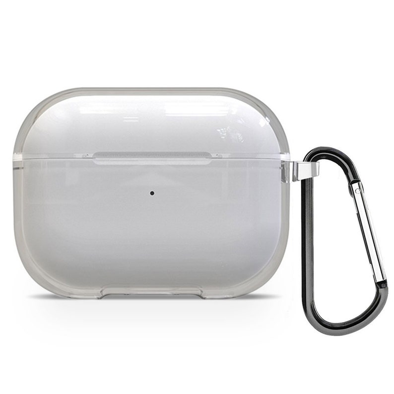 Puede incluir: Una funda transparente de pl&aacute;stico para AirPods con un mosquet&oacute;n negro adjunto. La funda est&aacute; dise&ntilde;ada para proteger los AirPods y tiene un peque&ntilde;o agujero para cargar.