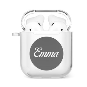 Puede incluir: Una funda de pl&aacute;stico transparente para auriculares inal&aacute;mbricos con una pegatina circular gris que dice "Emma".