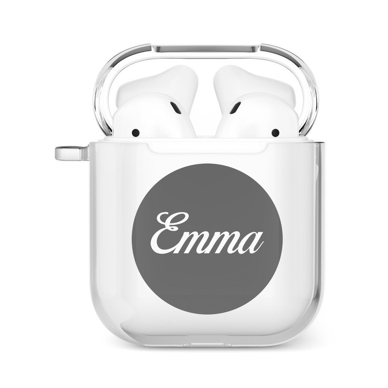 Puede incluir: Una funda de pl&aacute;stico transparente para auriculares inal&aacute;mbricos con una pegatina circular gris que dice "Emma".