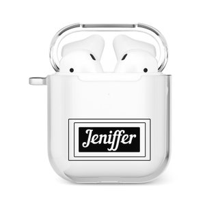 Puede incluir: Una funda de pl&aacute;stico transparente para auriculares inal&aacute;mbricos con una etiqueta rectangular negra que dice "Jeniffer" en una fuente blanca cursiva.