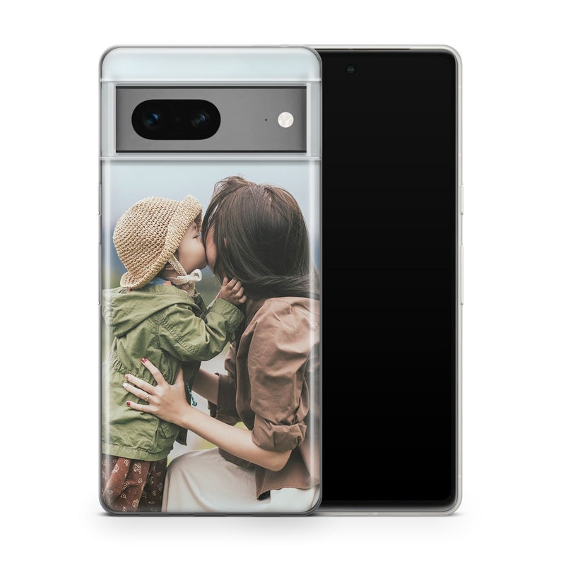 Może przedstawiać: Etui na telefon z fotografią matki i dziecka, kt&oacute;re się całują. Zdjęcie jest w miękkiej, ciepłej kolorystyce i przedstawia matkę i dziecko w czułym uścisku.