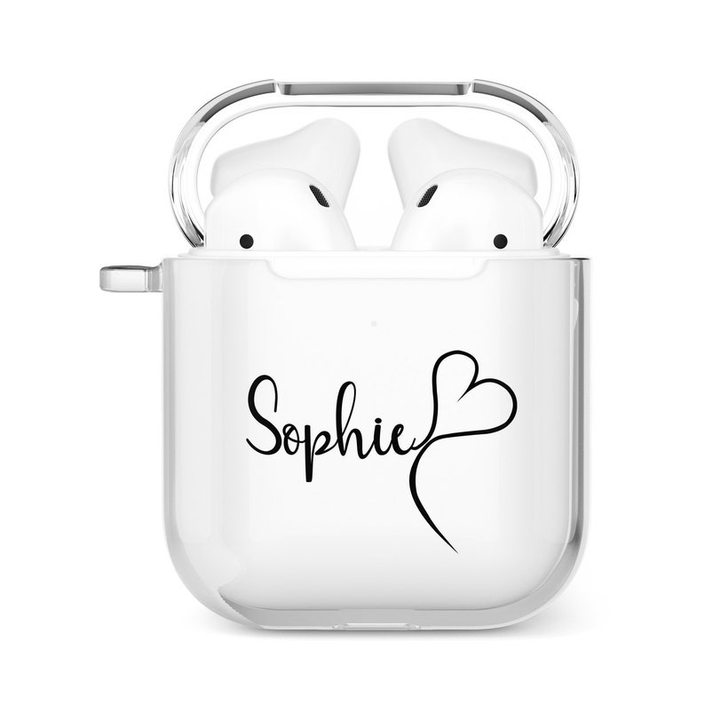 Puede incluir: Funda blanca para auriculares inal&aacute;mbricos con una cubierta protectora transparente. La funda tiene un dise&ntilde;o negro con el nombre "Sophie" y un coraz&oacute;n.