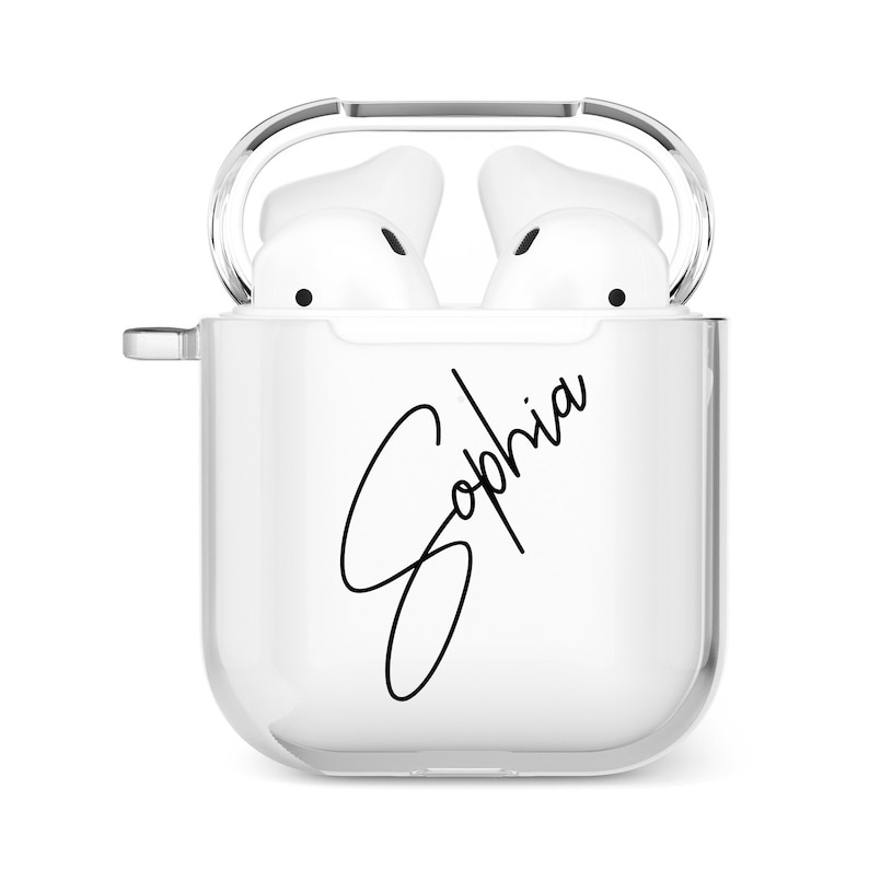 Puede incluir: Una funda transparente blanca para auriculares inal&aacute;mbricos con una firma cursiva negra que dice "Sophia" en la parte delantera.